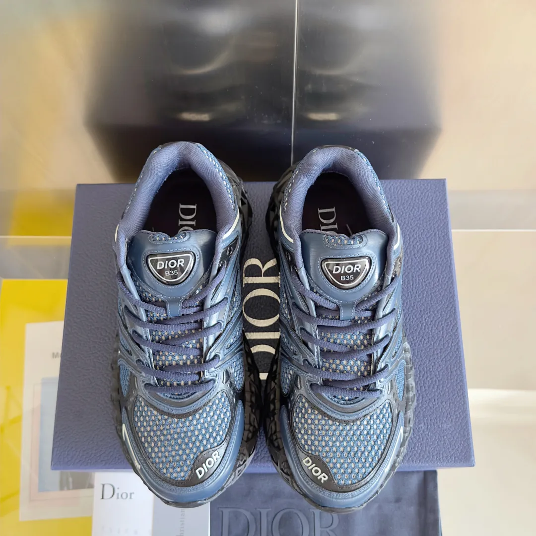 【DIOR】P:800💰 Men's 39-44. (Male 45.46 custom-made) Dior kawa Dior joint 2025ss casual sports shoes‼ ️ Reinterpret running shoes with dior’s haute couture style. b35 is made of fine-textured leather and mesh fabric materials. It can be worn in all seasons, is comfortable and breathable, and has many lines on the shoe body to outline details. It has a full retro three-dimensional feel and can create a casual look all year round!